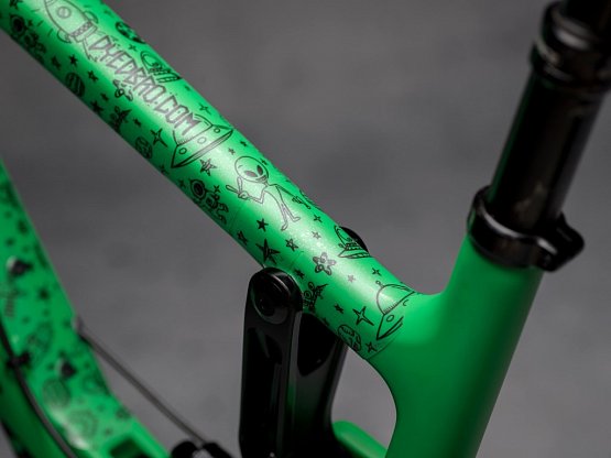 Ochranná fólia DYEDbro Space Trip Black Matt