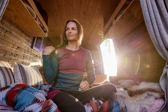 DEVOLD Lauparen Merino 190 Shirt Woman, Beetroot/woods DEVOLD Lauparen Merino 190 Shirt Woman, Beetroot/woods
