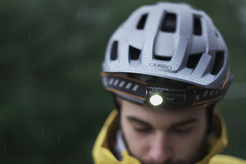 Bezpečnosť na bicykli na jeseň: svetlá a reflexné prvky