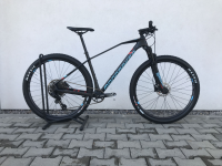 Mondraker Chrono Carbon 29 2020, carbon/light blue/flame red - testovací bicykel
